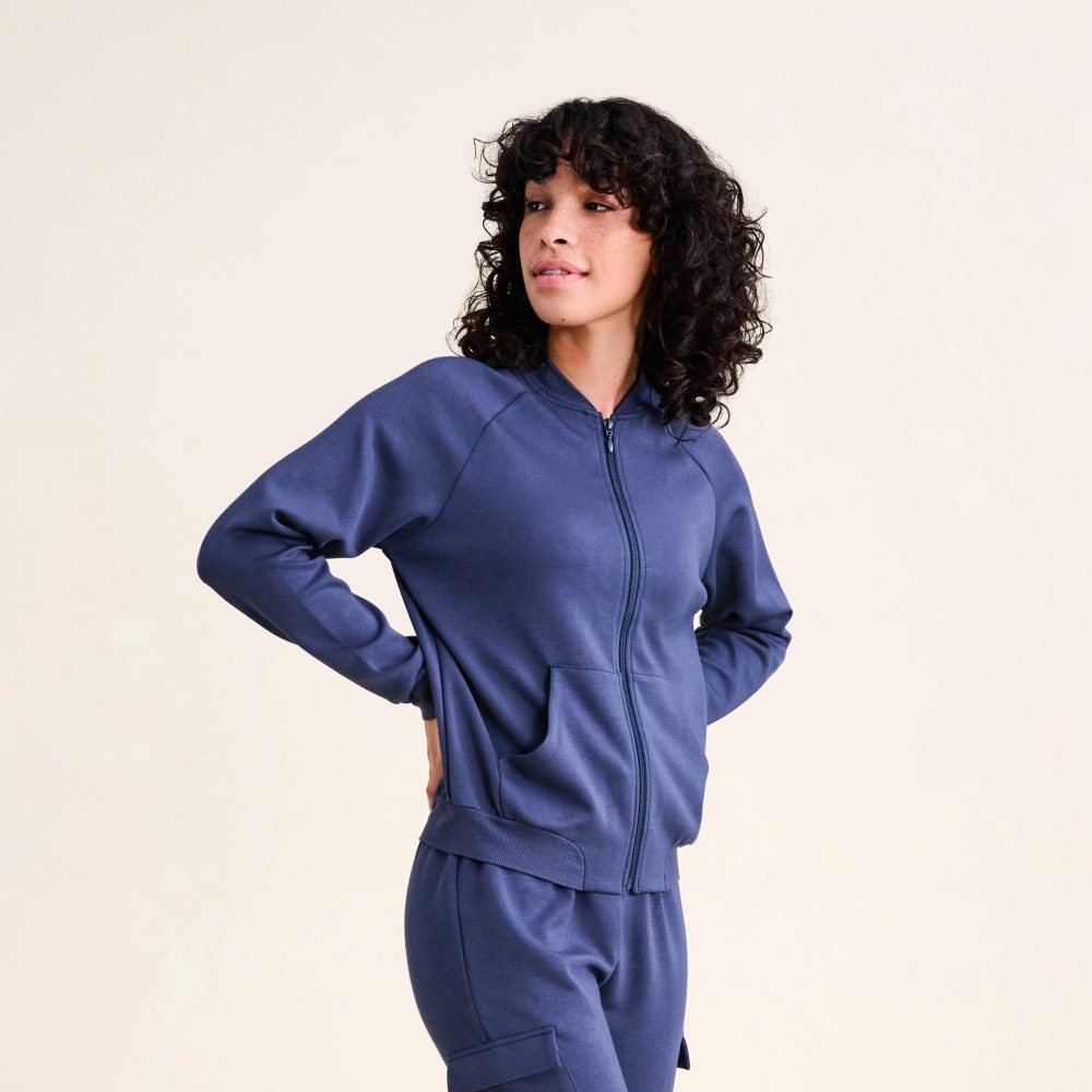 Alessa Jacke in blau
