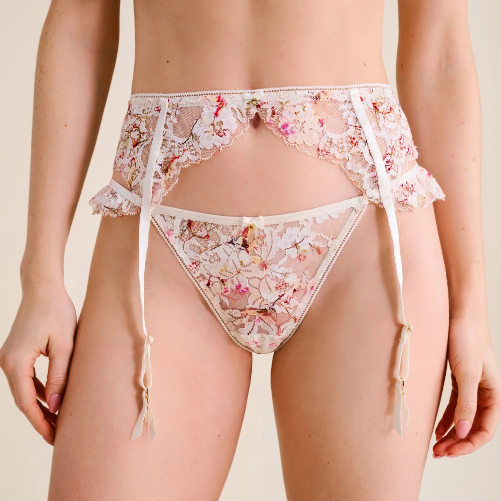Amina Strapse in weiss