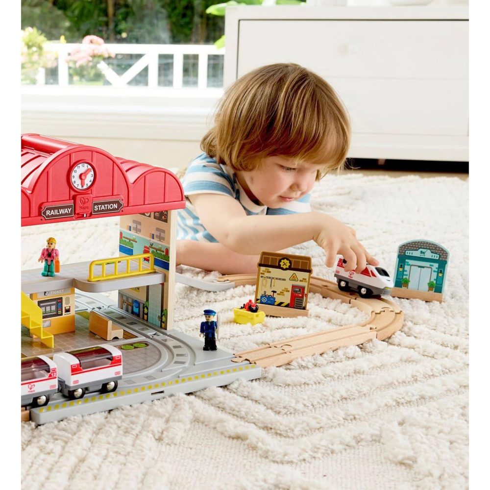 Hape Spielzeug-Eisenbahn »Tragbares Bahnhof-Set«