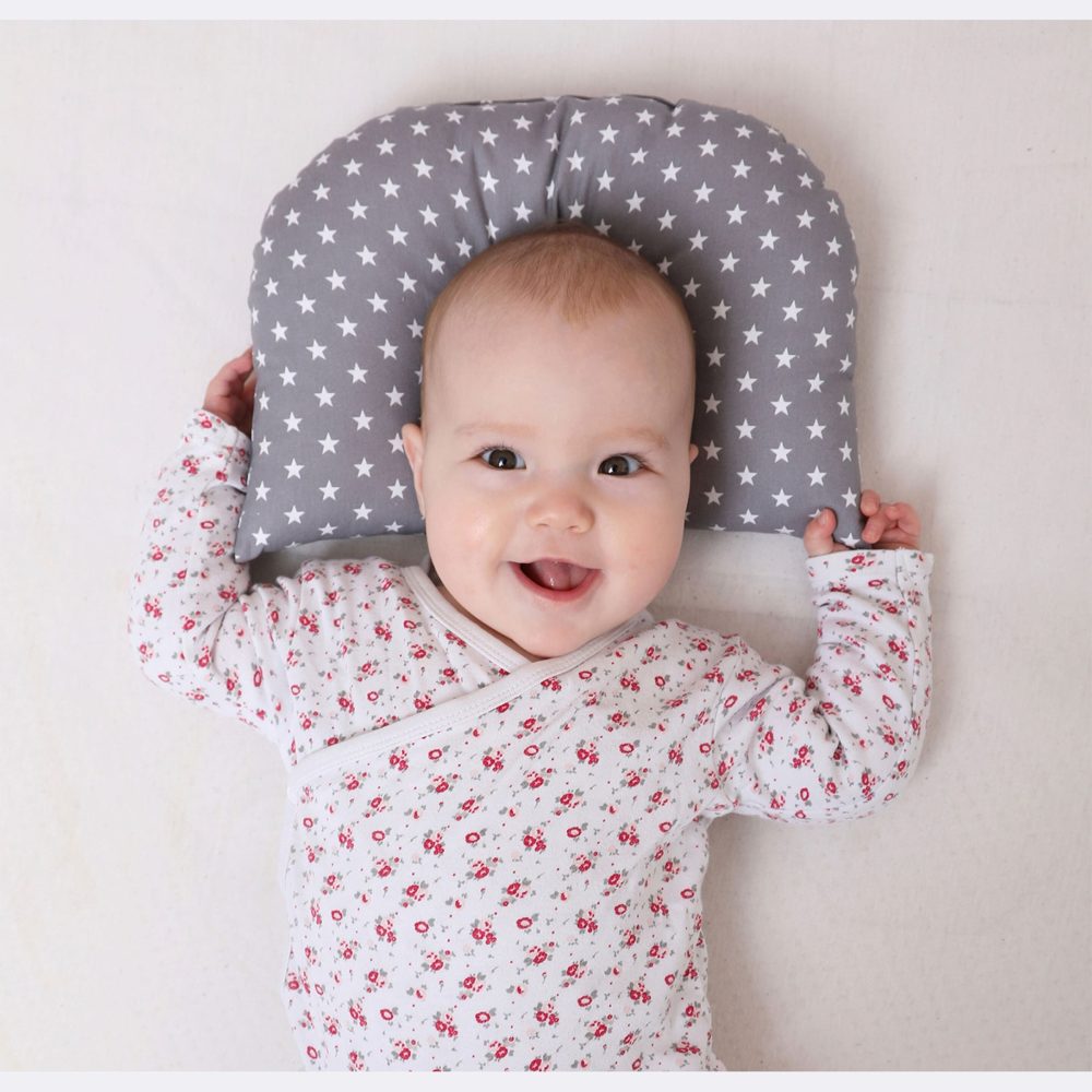 BabyDorm ® Kinderwagenkissen BuggyDorm Jonna grau mit weißen Sternen