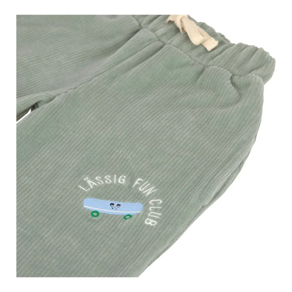Cordhose Skateboard Fun