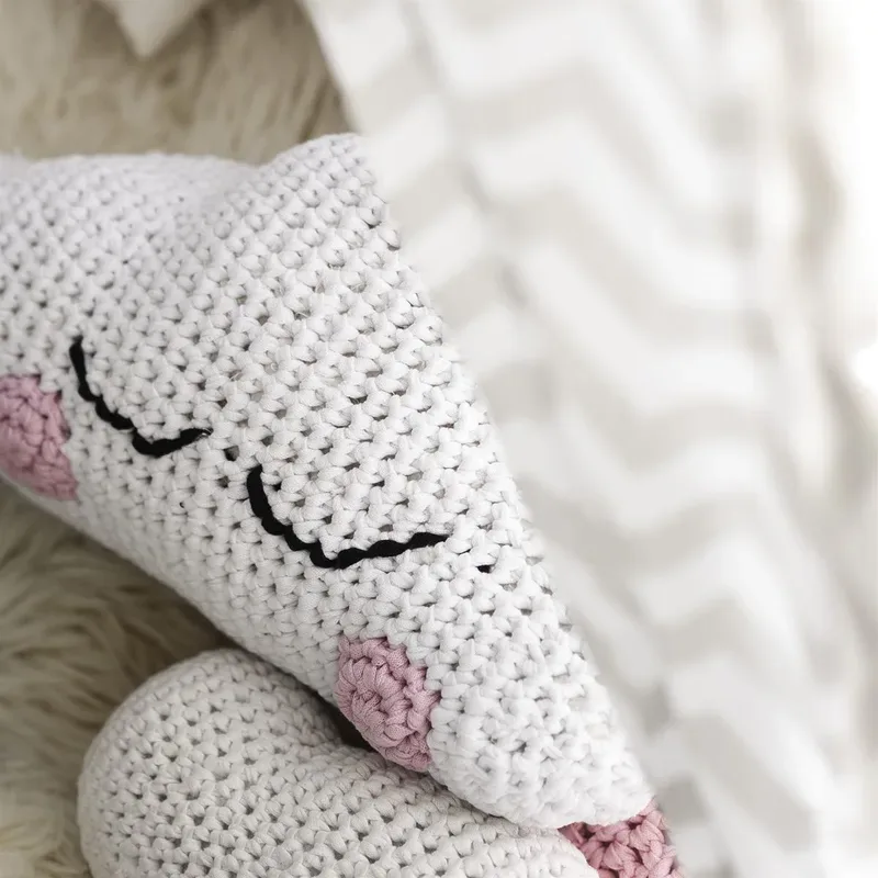 Hoooked DIY H&auml;kel-Set RibbonXL Kissen Wolke Optic White 2 Kn&auml;uel, H&auml;kelnadel, Anleitung