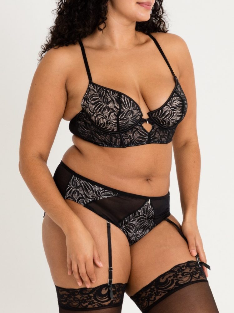 Lovehoney Plus Size Parisienne Charm Black Lace Crotchless Bra Set (Black 5X / 6X), Schwarz - 5X / 6X - Amorana