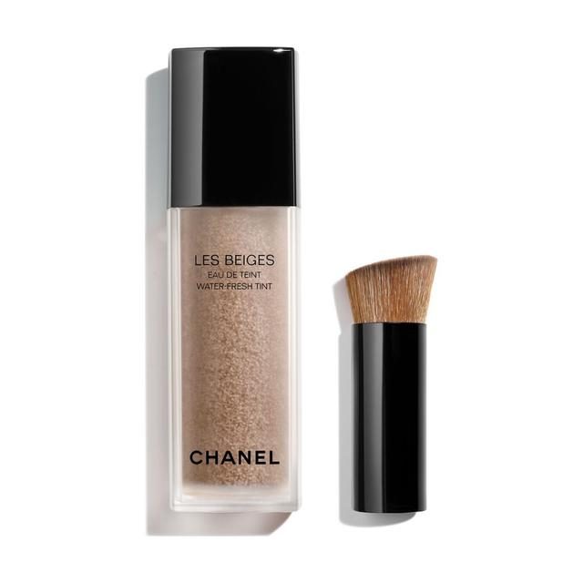 CHANEL LES BEIGES EAU DE TEINT Eau de teint fraîche aux microbulles de pigments. Effet peau nue. Bell