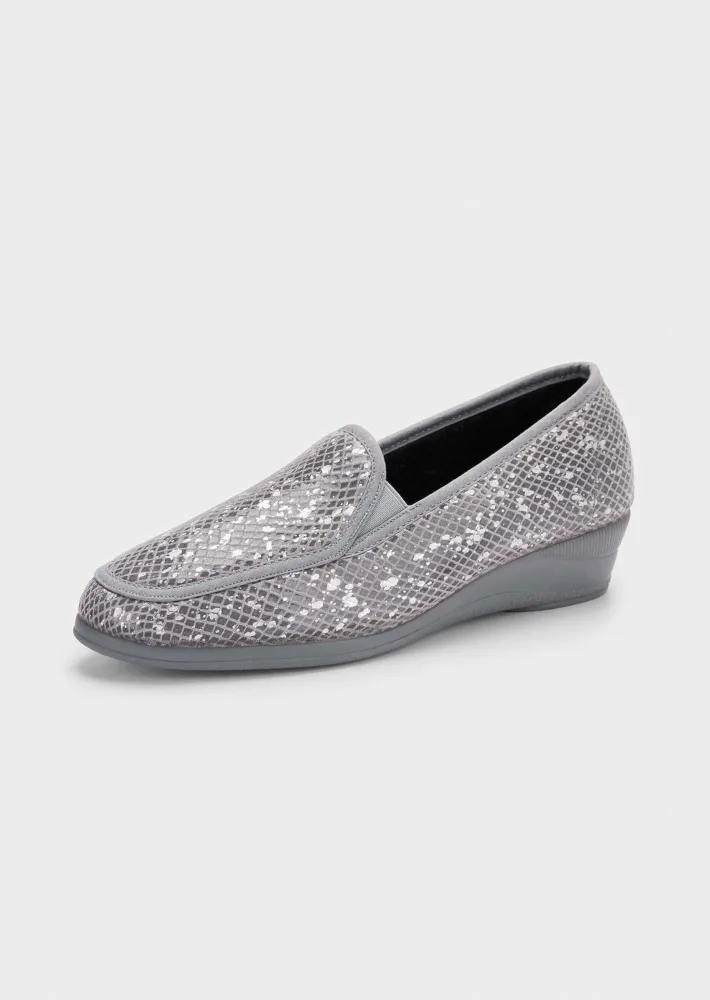 Hausschuhe mit Glanz-Effekt - grau / metallic - Gr. 36 von Goldner Fashion