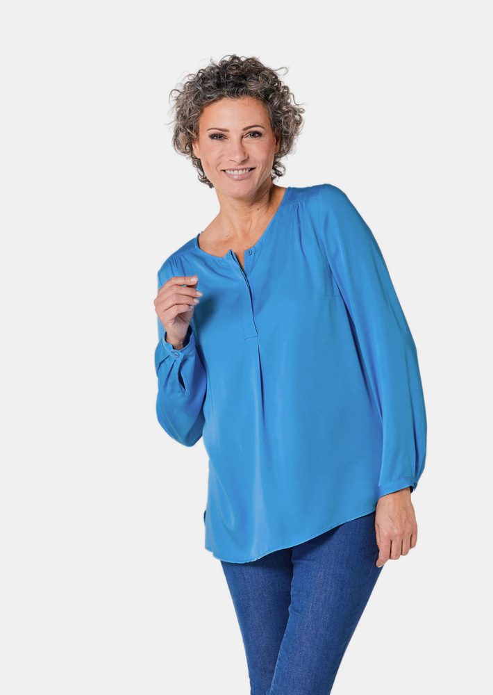 Figurschmeichelnde Schlupfbluse mit modischer Kragenverarbeitung - blau - Gr. 40 von Goldner Fashion