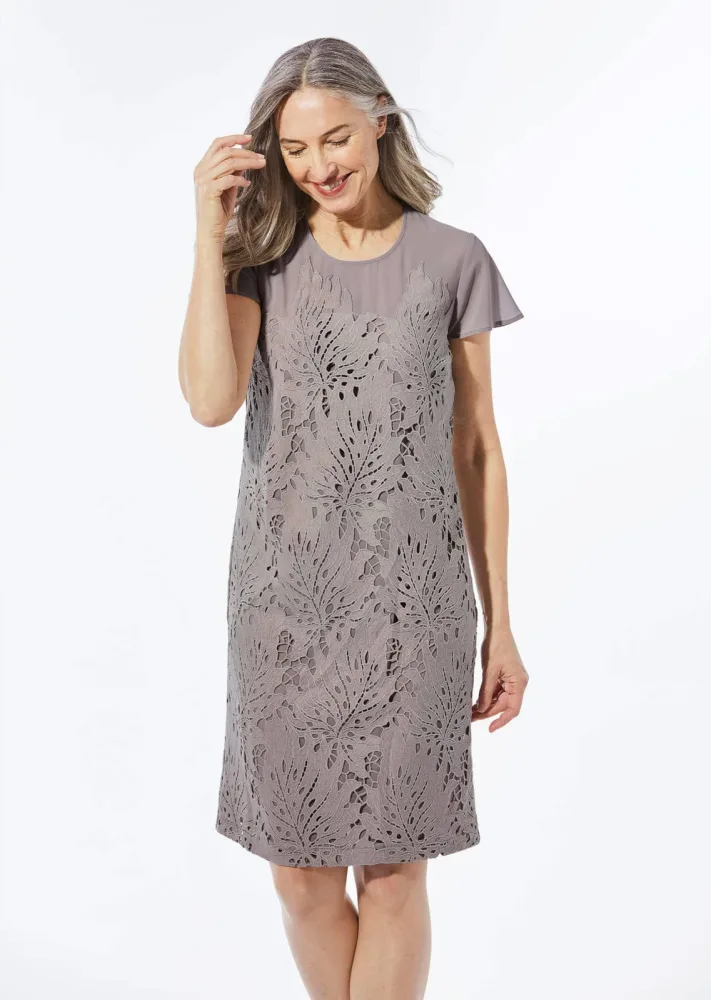 Kleid aus sommerlicher Spitze - taupe - Gr. 21 von Goldner Fashion