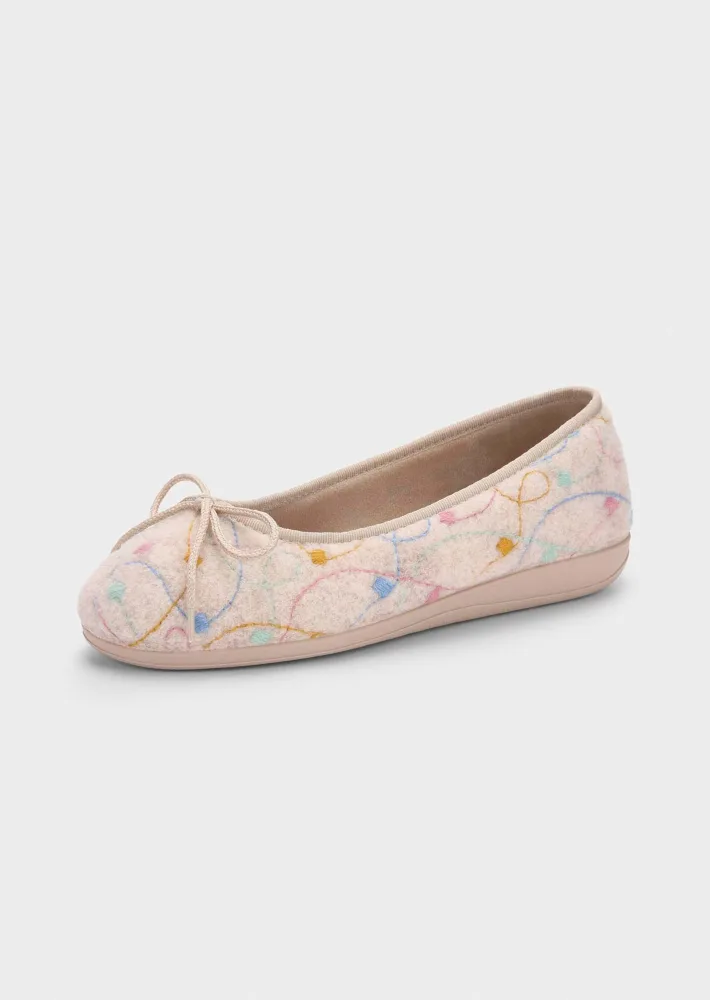 Ballerina-Hausschuhe mit zarter Stickerei - beige / gemustert - Gr. 36 von Goldner Fashion