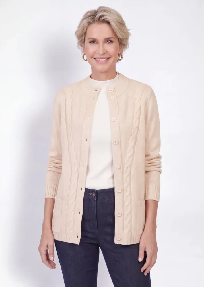 Strickjacke mit platziertem Zopfmuster - cremeweiss - Gr. 20 von Goldner Fashion