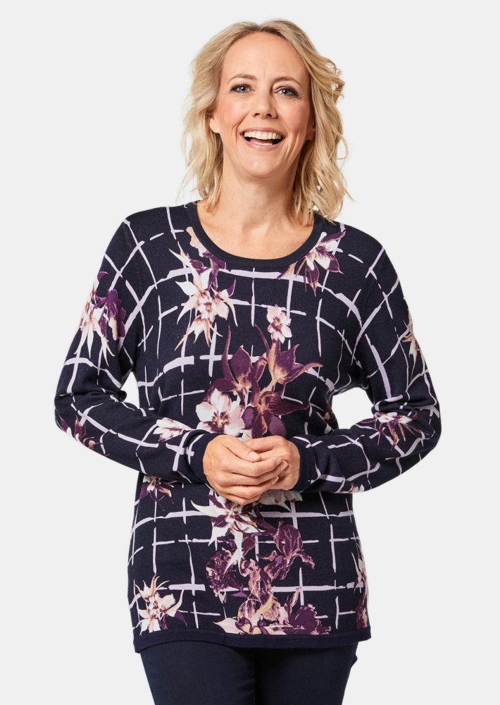 Weicher Druckpullover in Feinstrick - marine / flieder / gemustert - Gr. 20 von Goldner Fashion