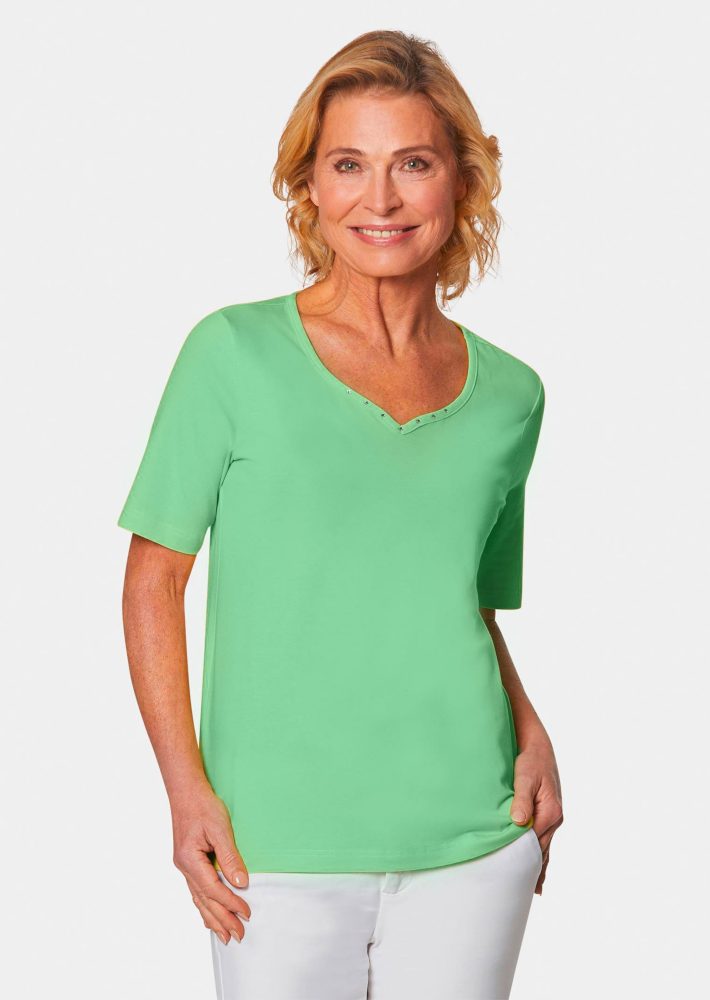 T-Shirt mit charmantem Ausschnitt und Schmucksteinchen - hellgrün - Gr. 20 von Goldner Fashion