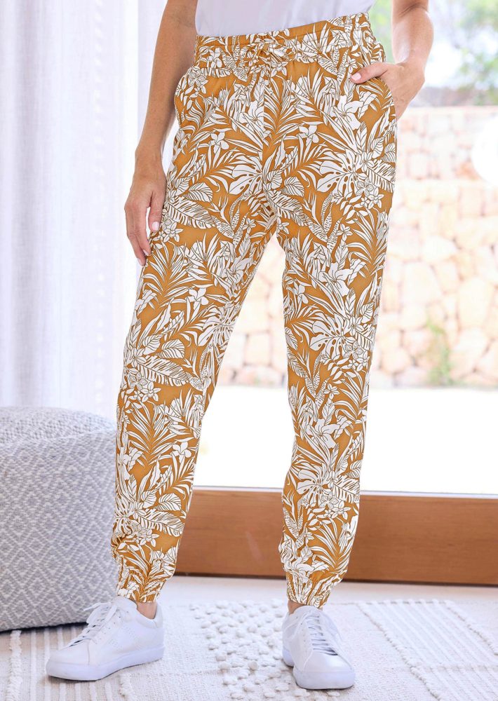 Bequeme Jogginghose mit Blätter-Print - beige / weiss / gemustert - Gr. 19 von Goldner Fashion
