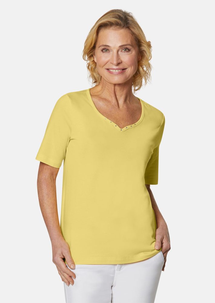 T-Shirt mit charmantem Ausschnitt und Schmucksteinchen - gelb - Gr. 19 von Goldner Fashion