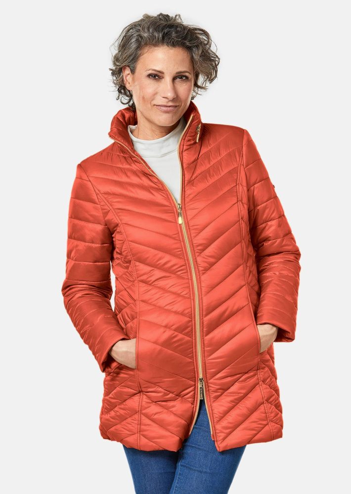 Figurschmeichelnde, leichte Longsteppjacke - terrakotta - Gr. 20 von Goldner Fashion