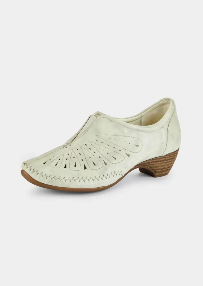 Pumps aus perforiertem Leder - stein - Gr. 41 von Goldner Fashion