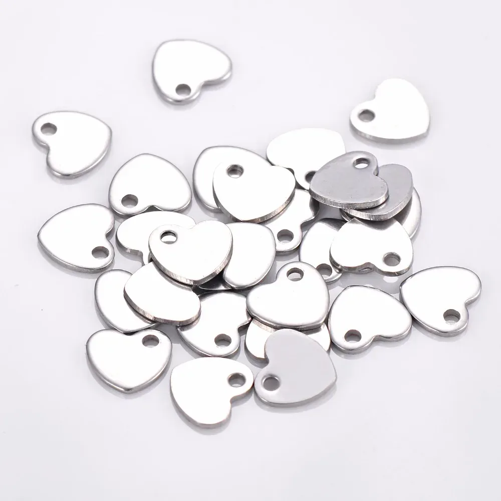 50 stücke Edelstahl Kleine Logo Herz Charme Schmuck Tags Zeug Halskette Schmuck DIY Erkenntnisse Tag für Logos Nicht Drehen weg von der Farbe