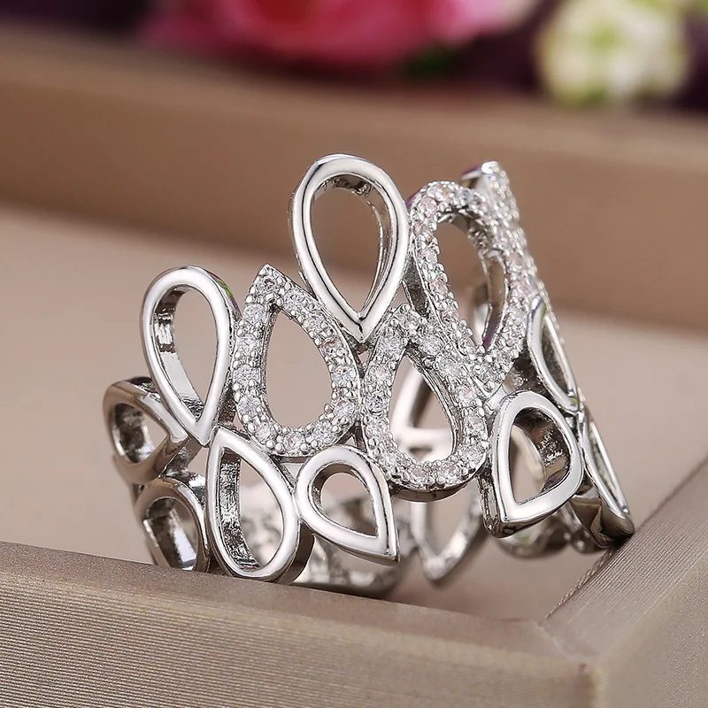 Huitan Delicate Aushöhlen Wasser Tropfen Form Frauen Hochzeit Ringe Dazzling Kristall Zirkon Feine Jahrestag Geschenk Mode Schmuck