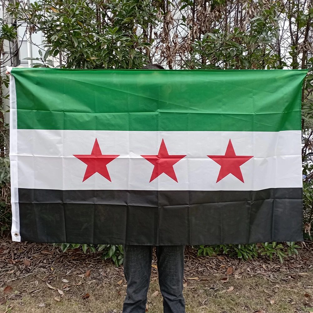Aerlxemrbrae 90*150cm Syrien-Flagge Die Flagge der Syrischen Arabischen Republik Syrien mit drei Sternen, Banner zum Aufhängen, Heimdekoration