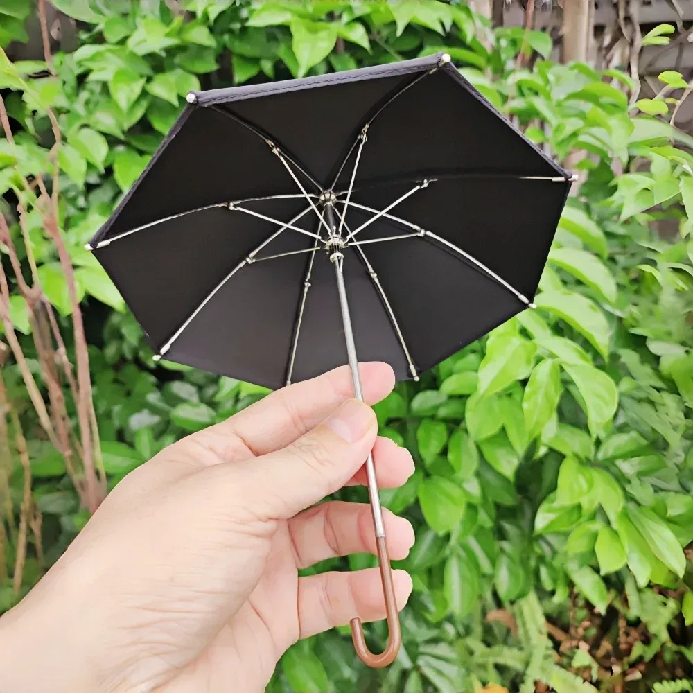 1 Stück Mattschwarzer 1/6 BJD Puppen-Regenschirm mit Gebogenem Griff Miniatur-Metallrahmen Puppen-Foto-Ornament Zubehör Nicht für den menschlichen Gebrauch