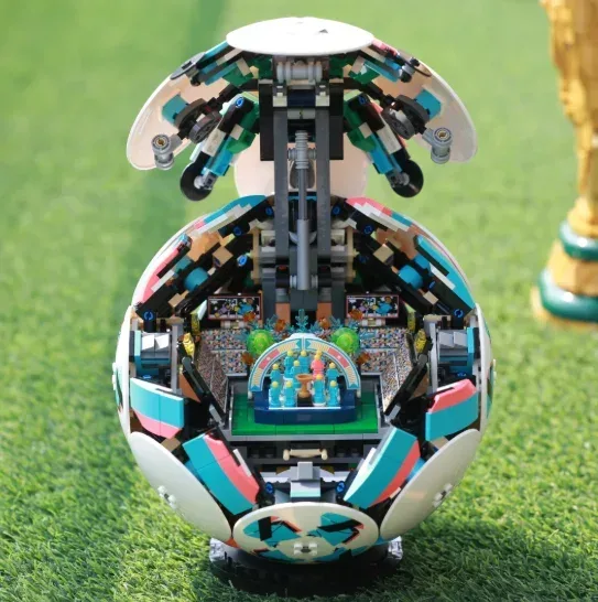 Neu eingetroffen: Fußball-Bausteine mit LED-Beleuchtung, zu öffnende Mini-Feldchen, kreatives Fußballspielzeug für Erwachsene, 1498 Teile