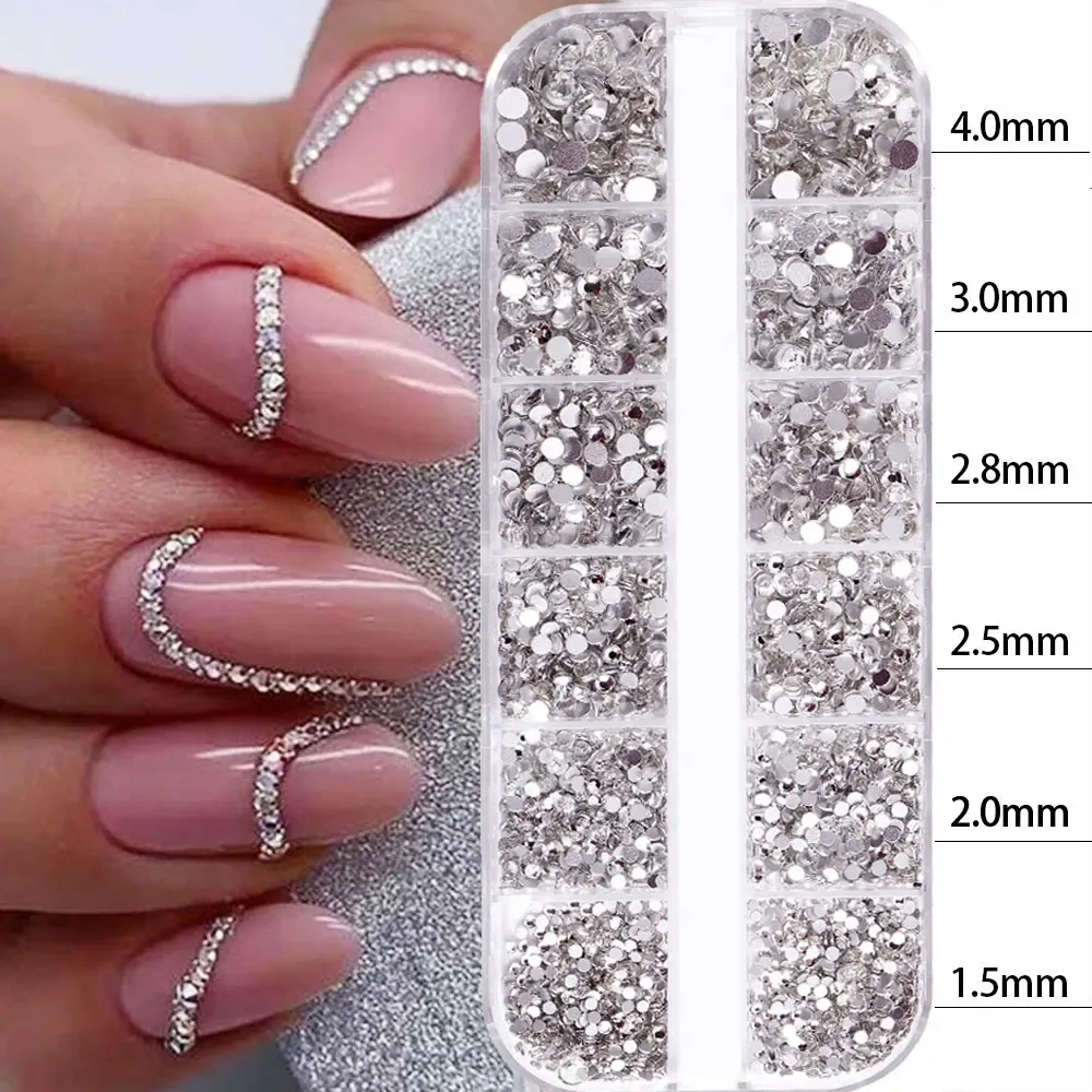 2400+ Glänzende Klare Kristall-Edelsteine Nagelrhinestones 1,5-4mm Gemischte Runde Glassteine Flache Nagelcharms 12 Fächer Nageldiamanten DIY