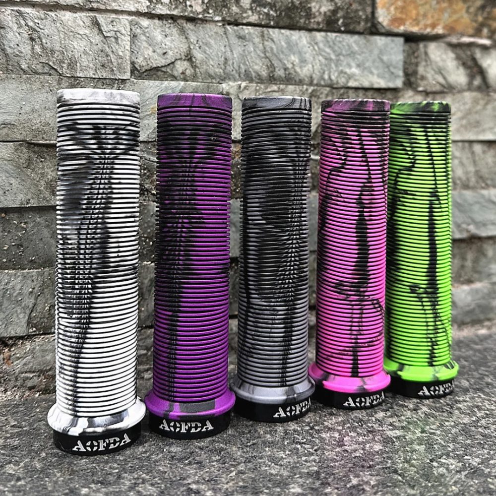 1 Paar 22,2 mm einseitige Lock-On MTB/DH/BMX/Offroad-Fahrrad-Gummi-Lenkergriffe mit Sicherungsringen aus Aluminiumlegierung, Tie-Dye-Design