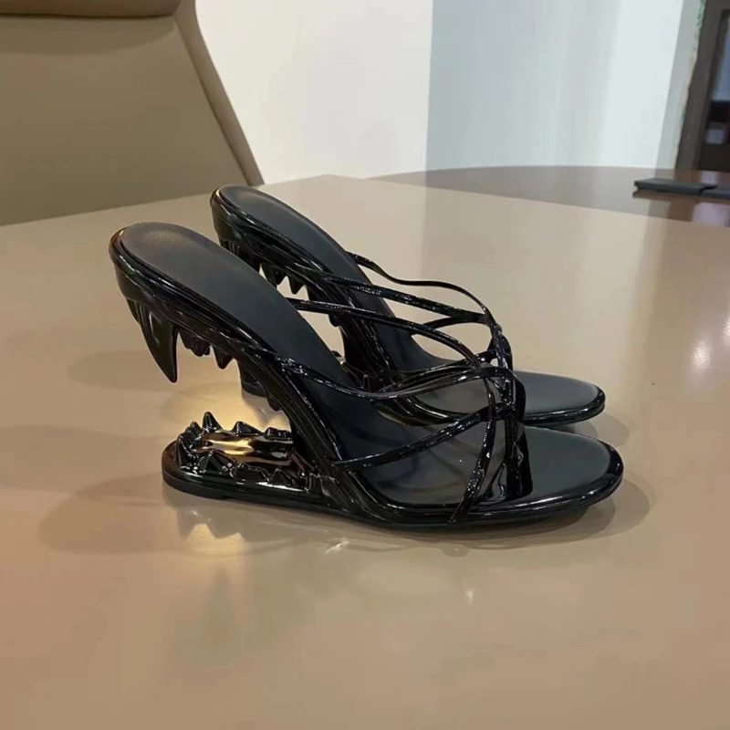 Y2k Zahnförmige Absatz-Sandalen für Damen, Gothic Schnür-Sandalen aus Lackleder, Offene Spitze, Runde Zehenpartie, Hohe Absätze für Partys und Modenschauen