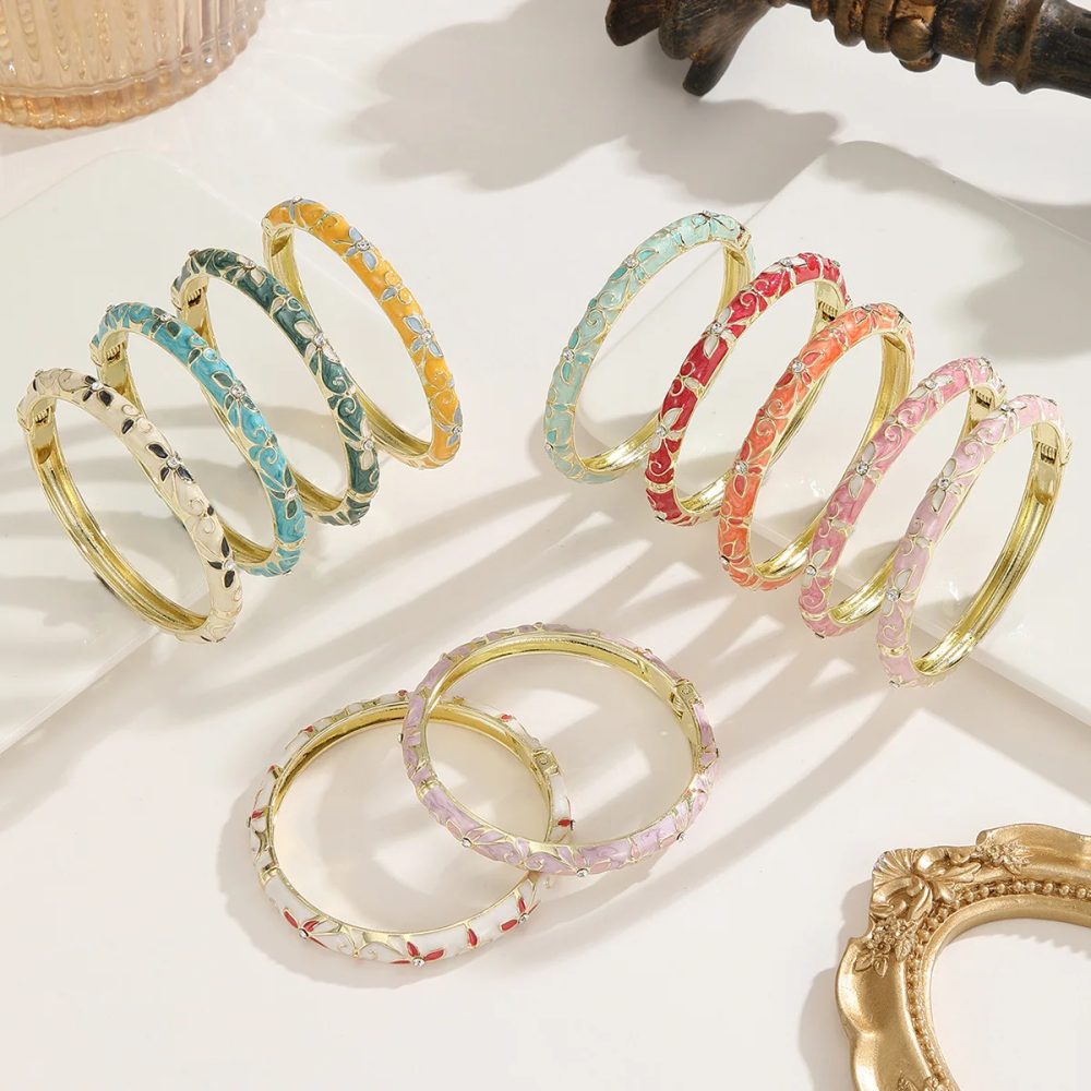 Buntes, blumenmusteriges, öltropfenartiges Vierblattklee-Armband für Damen mit diamantbesetztem Emaille in einem ethnischen Stil, offener Armreif.