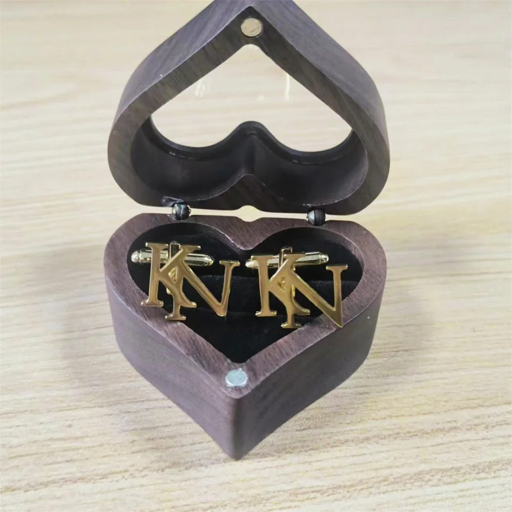 Tangula benutzer definierte Herren Edelstahl Manschetten knöpfe für Bräutigam Initialen Manschetten knöpfe mit Herz Holzkiste Hochzeit Bräutigam Schmuck Geschenk