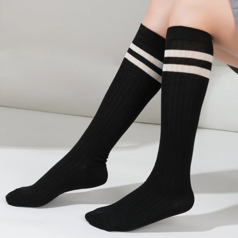 Frauen Gestreifte Baumwolle Lange Socken Japanische JK Schwarz Weiß Kniehohe Strümpfe Lange Röhre Bein Einfarbig Mädchen Studenten Warme Socken