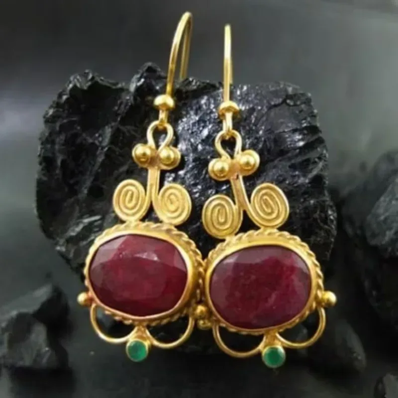 Vintage Hofstil Synthetischer Roter Achat Vergoldete Hängeohrringe Damen Mode Charm Bankett Festival Schmuck Accessoires