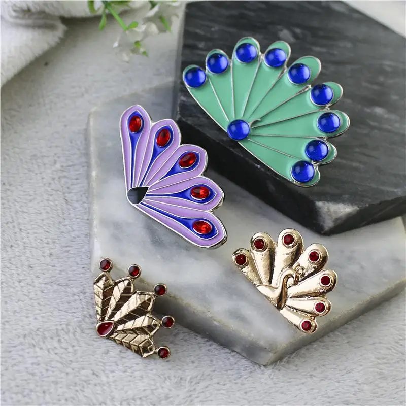 1 Stück Kristall-Diamant Pfau Tier-Anstecknadel Anime Kreative Fischschwanz-Brosche Rollenspiel-Requisiten Herren und Damen Rucksack Schmuck Geschenk