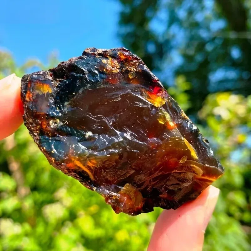 Natürlicher roher Bernsteinstein, natürlicher mineralischer Schatz in rot-orange, elegant, Rohsteine für Innendekoration und Schmuckherstellung.