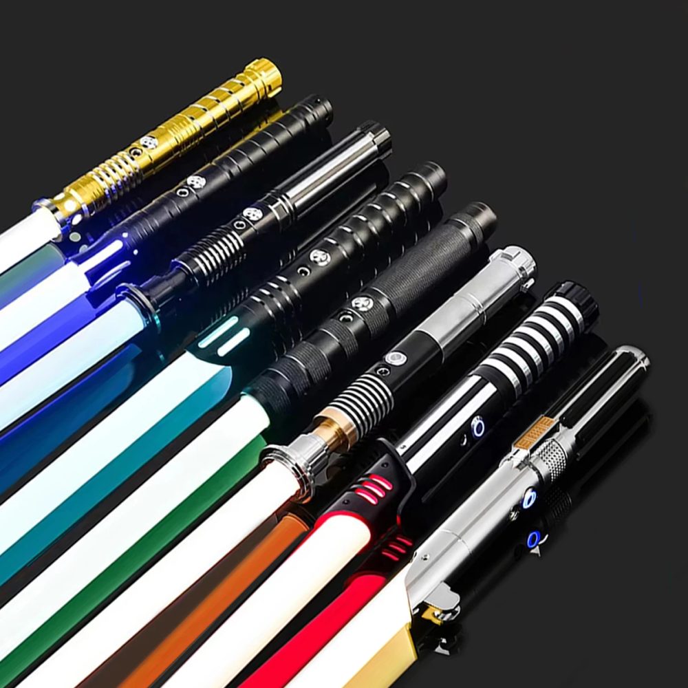 RGB Metall-Lichtschwert für Duelle mit Smooth Swing Funktion, 16 Farbwechsel, 16 Geräusche, FOC Rave Blinkendes Spielzeug