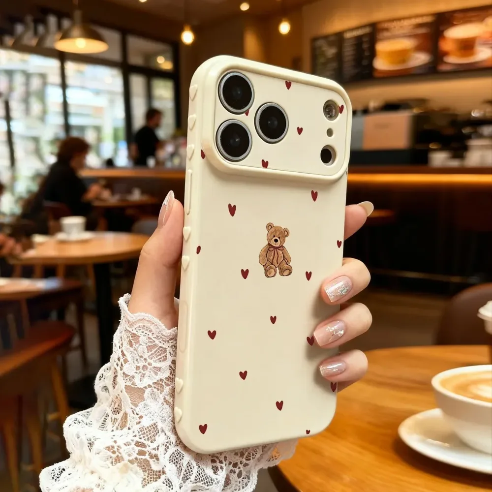 Niedlicher kleiner Bär mit rotem Herzen, einfaches und warmes 2D-Muster, seitliche Herztasche für iPhone 18 17 16 15 14 13 12 11 Pro Max Plus Hülle