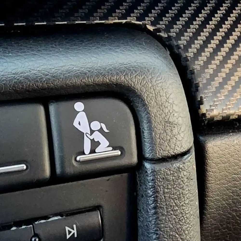 2 Stück Road Head Vinyl-Aufkleber für Leere Autoknöpfe, Lustige Auto-Zubehör-Aufkleber für Männer, Innendekoration