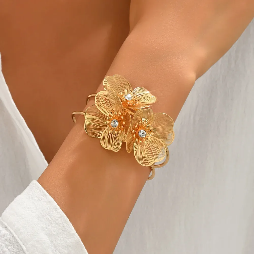 Goldene Blumen-Manschette für Damen, Französischer Zierlicher Strass-Armreif, Verstellbares Armband für Hochzeit, Strandurlaub, Geschenk