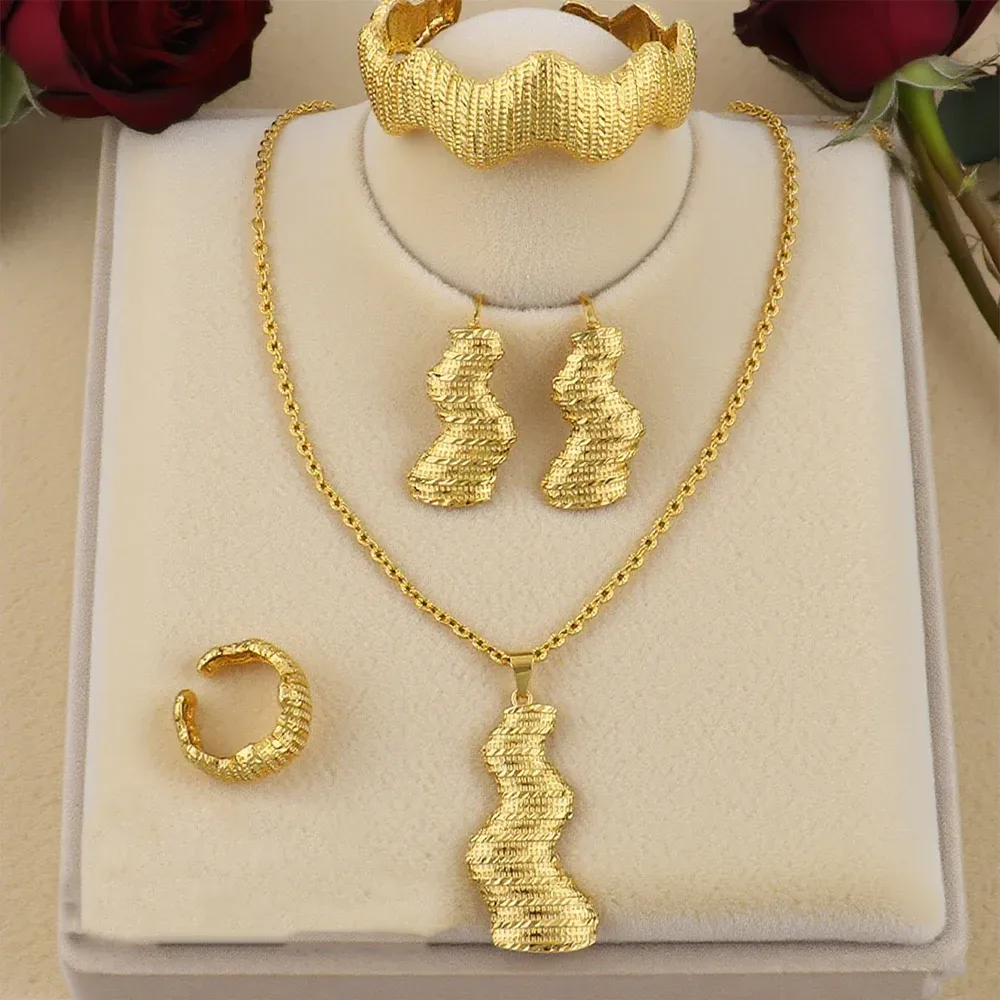 Dubai Trendy Gold Überzogene Frau Schmuck Sets Hohe Qualität Halskette Ohrringe Edelstahl Armreif Ring Sets Braut Zubehör