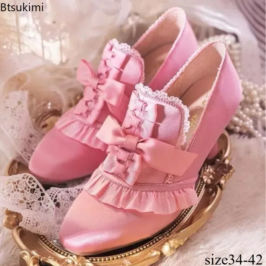 Neue Damen-Satin-High-Heels mit spitzer Zehenpartie und mittelhohem Absatz, mit Spitzenrand und Schleifendekoration, süße Lolita-JK-Uniform, niedliche Cosplay-High-Heels.