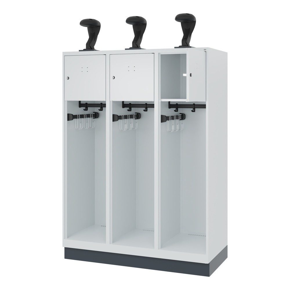 Feuerwehrspind C+P Evolo Youngster, 3 Abteile, mit Helmhalter, mit Sockel, B 1200 x T 500 x H 1630 mm, RAL 7035 Lichtgrau/RAL 7016 Anthrazitgrau