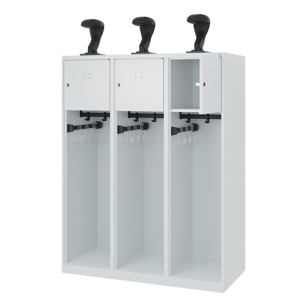 Feuerwehrspind C+P Evolo Youngster, 3 Abteile, mit Helmhalter, Bodengleiter, B 1200 x T 500 x H 1530 mm, RAL 7035 Lichtgrau