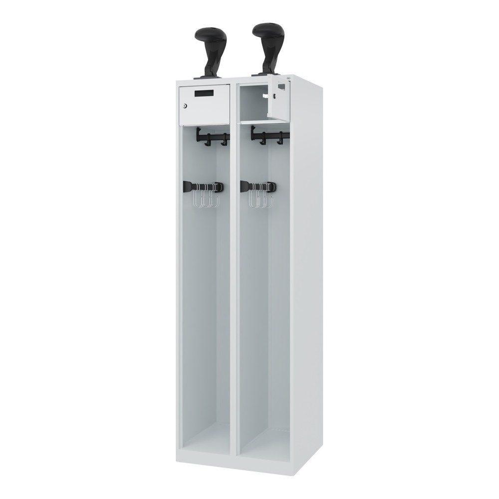 Feuerwehrspind C+P Evolo PRAKTUS, 2 Abteile, Helmhalter, mit Sockel, Bodengleiter, B 600 x T 500 x H 1850 mm, RAL 7035 Lichtgrau