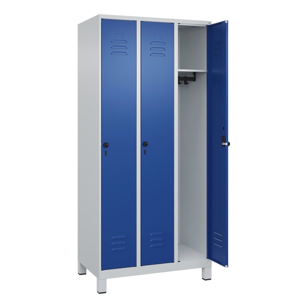 Spind Classic PLUS, 3 Abteile, lichtgrau / enzianblau, B 900 mm, mit Füßen, Drehriegel C+P