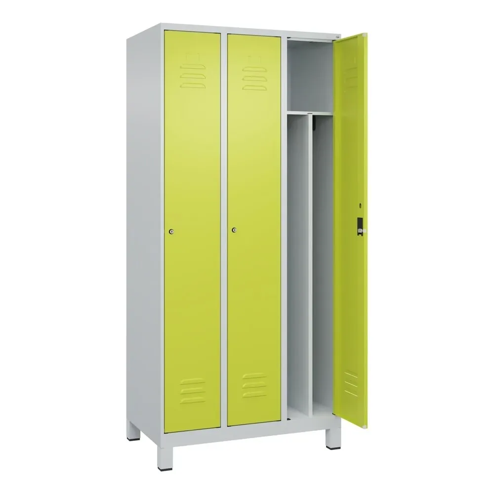 C+P Spind Classic PLUS, Füsse, 3 Abteile, HxBxT 1.950 x 900 x 500 mm, lichtgrau, clowngrün, Zylinderschloss, mit Mitteltrennwand