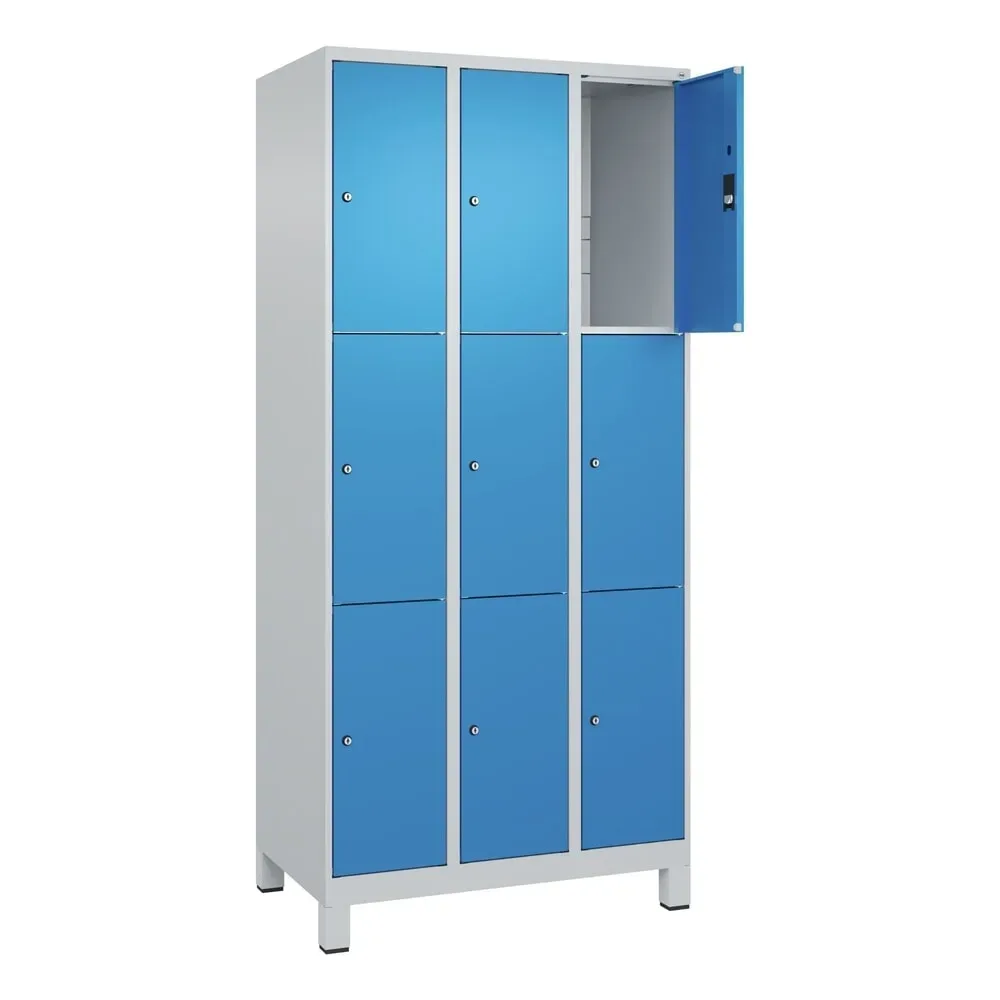 3er-Schließfachschrank Classic PLUS, 3 Abteile, lichtgrau / lichtblau, B 900 mm, 9 Fächer, mit Füßen C+P