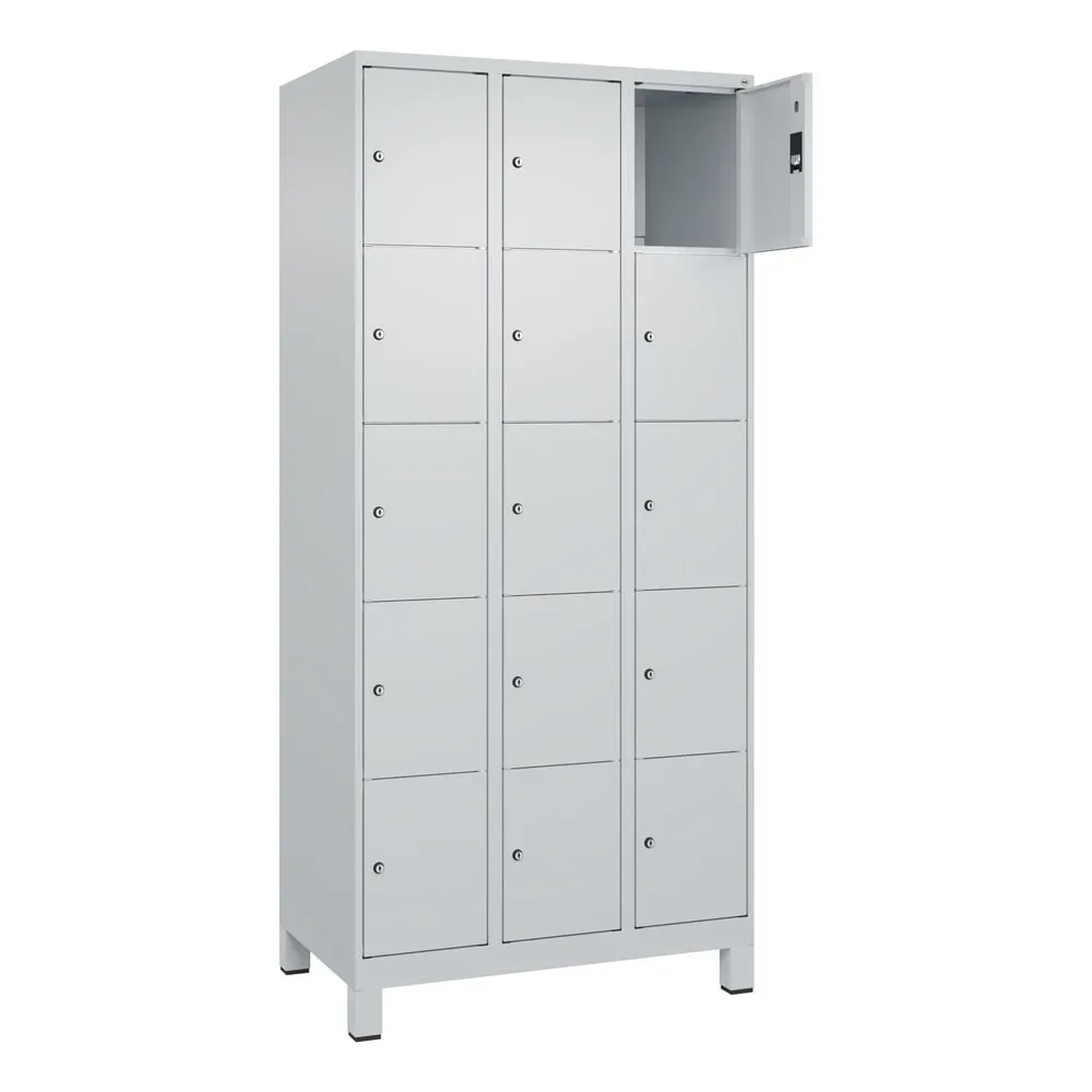 5er-Schließfachschrank Classic PLUS, 3 Abteile, lichtgrau, B 900 mm, 15 Fächer, mit Füßen C+P