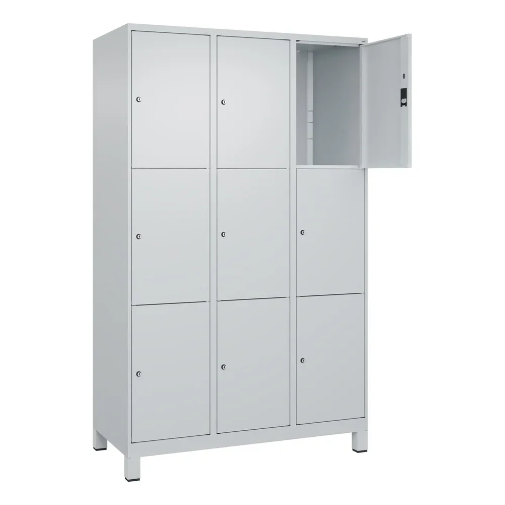3er-Schließfachschrank Classic PLUS, 3 Abteile, lichtgrau, B 1200 mm, 9 Fächer, mit Füßen C+P