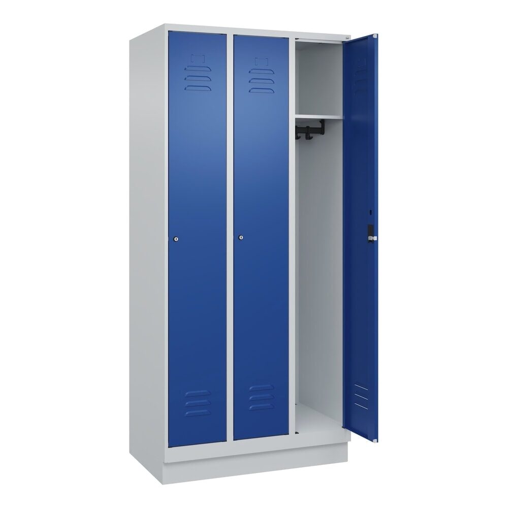 Spind Classic PLUS, 3 Abteile, lichtgrau / enzianblau, B 900 mm, mit Bodensockel, Zylinderschloss C+P