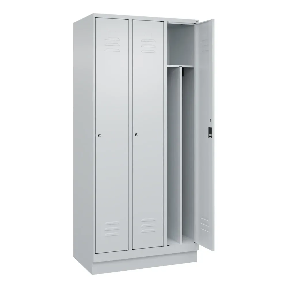 C+P Schwarz-Weiß-Spind Classic PLUS, schmal, 3 Abteile, verkürzte Trennwand mittig, lichtgrau, B 900 mm, mit Bodensockel, Zylinderschloss, Trennwand