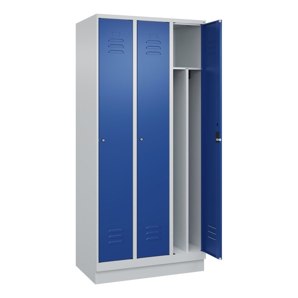 C+P Spind Classic PLUS, Sockel, 3 Abteile, HxBxT 1.950 x 900 x 500 mm, lichtgrau, enzianblau, Zylinderschloss, mit Mitteltrennwand